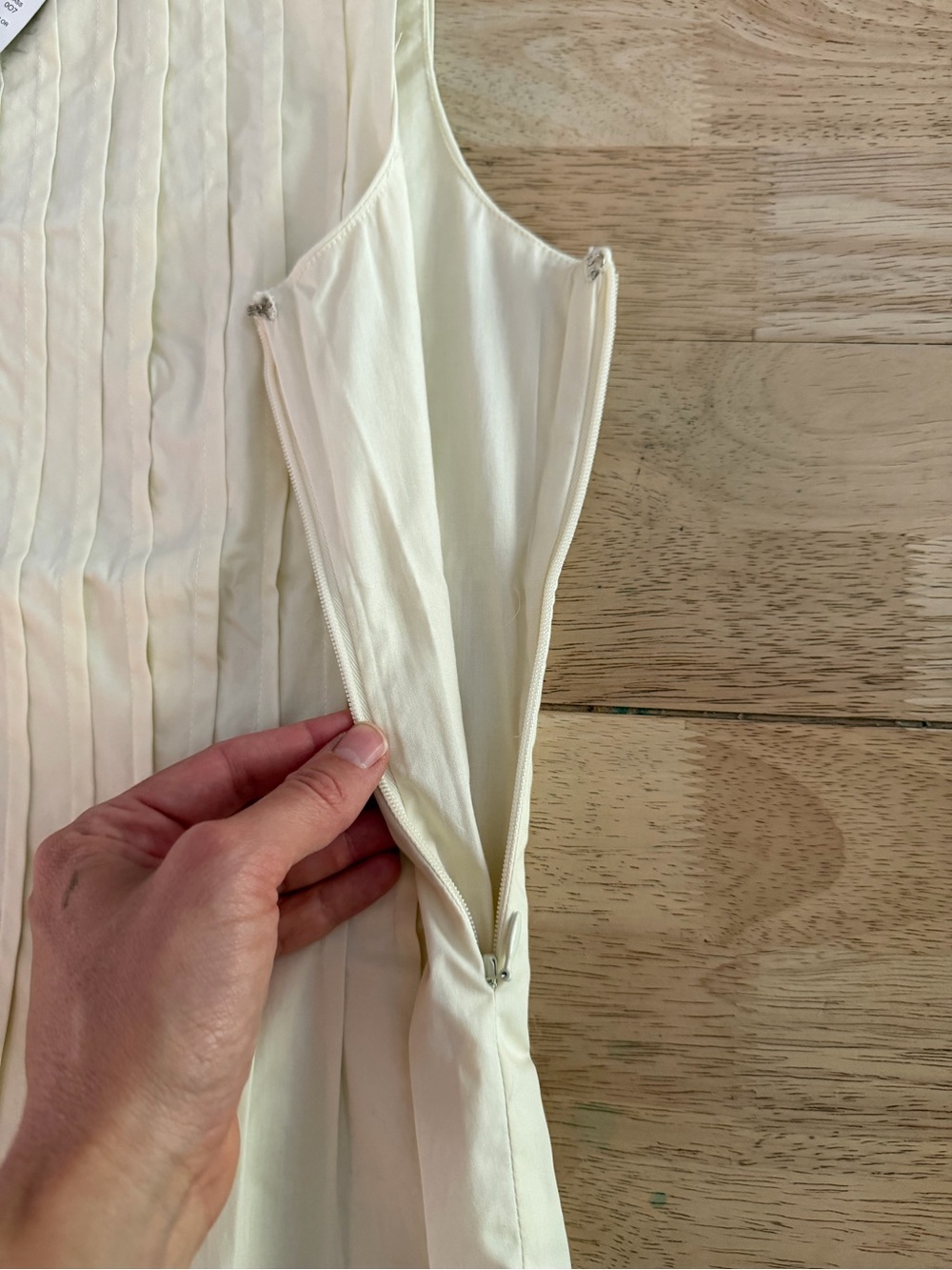Size 2 J.Crew Cream Pleated Sleeveless Button-Front Top - Picture 2 of 3